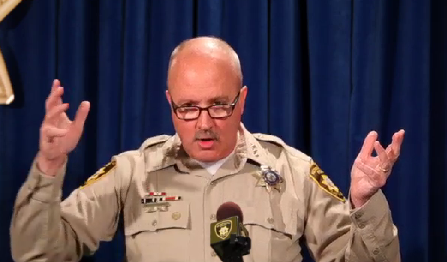 Undersheriffen Jim Dixon, Las Vegas-polisen, menar att situationen uppstod eftersom den skjutne inte gjorde som Dixons kollega sade: Visa händerna.  